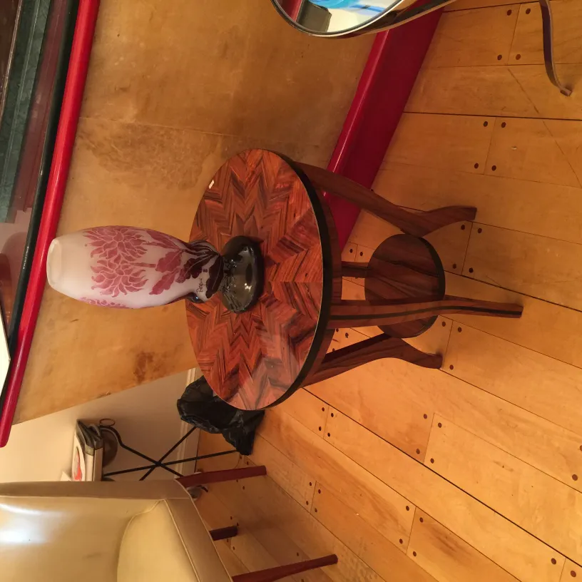 Подписанное стекло Degué на старинном декоративном столе