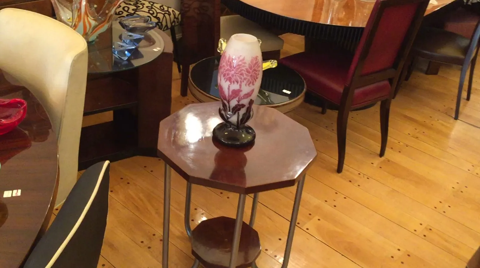 Antikes signiertes Glas Degué mit floralem Design in einer eleganten Umgebung