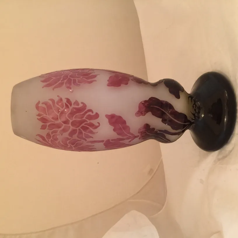 带粉色花卉装饰的签名玻璃Degu