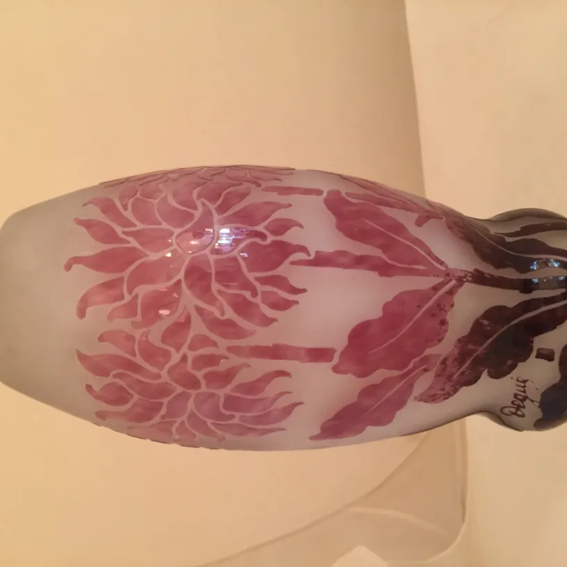 Vidrio firmado Degué con diseño floral, antigüedad francesa.