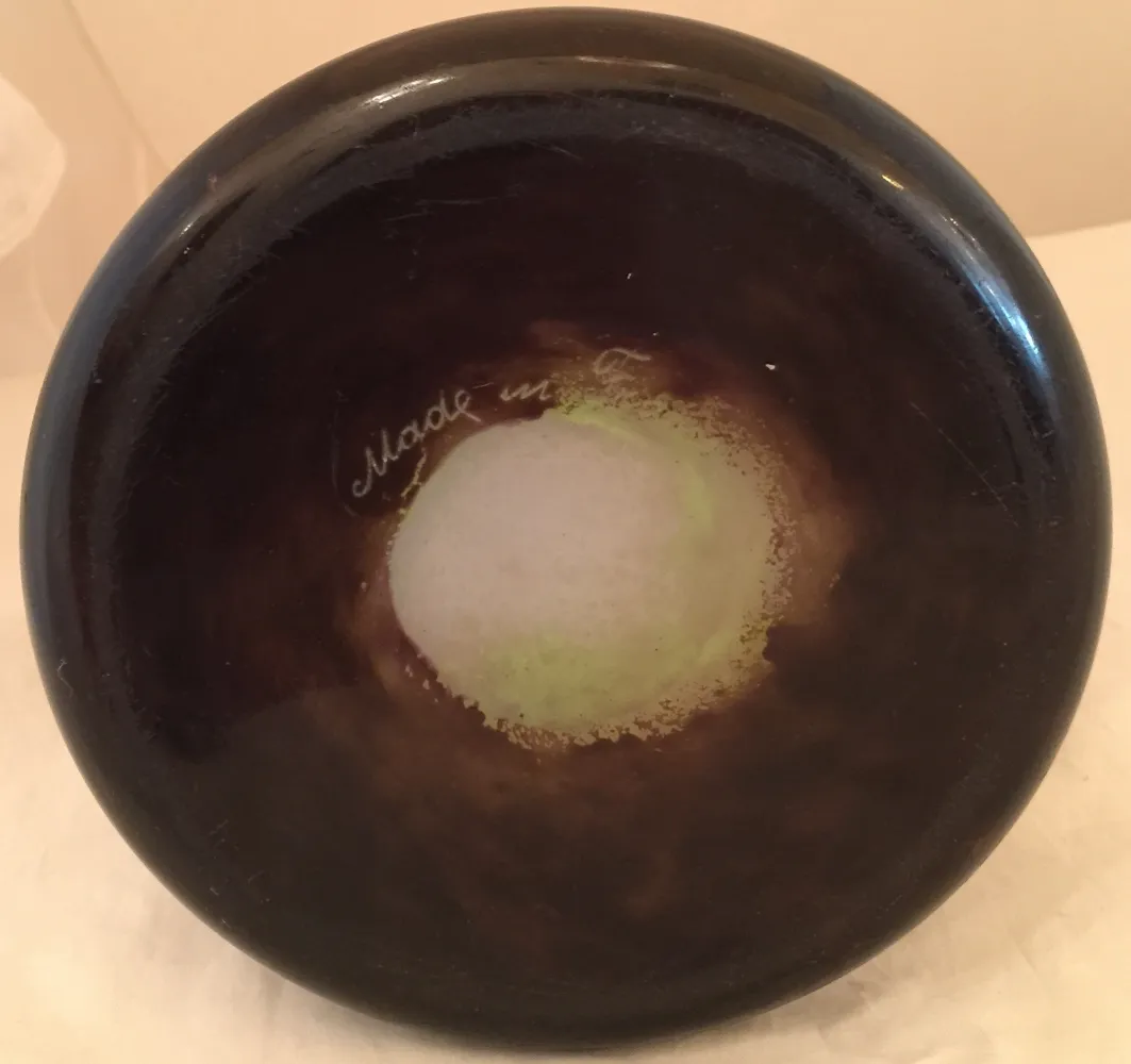 Vidrio firmado Degué, con inscripción, presentación elegante, fondo oscuro.