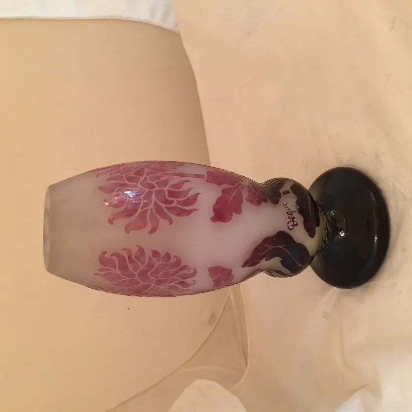 Antique glass with floral design in pink, Degué.