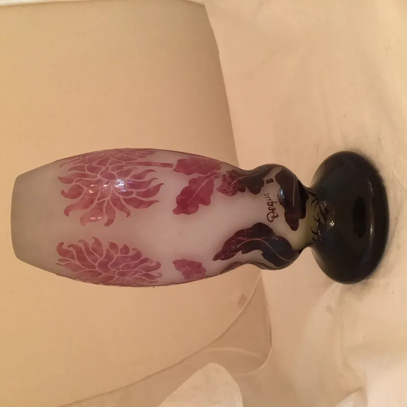 verre signé Degué en tons de rose avec motif floral sur fond clair