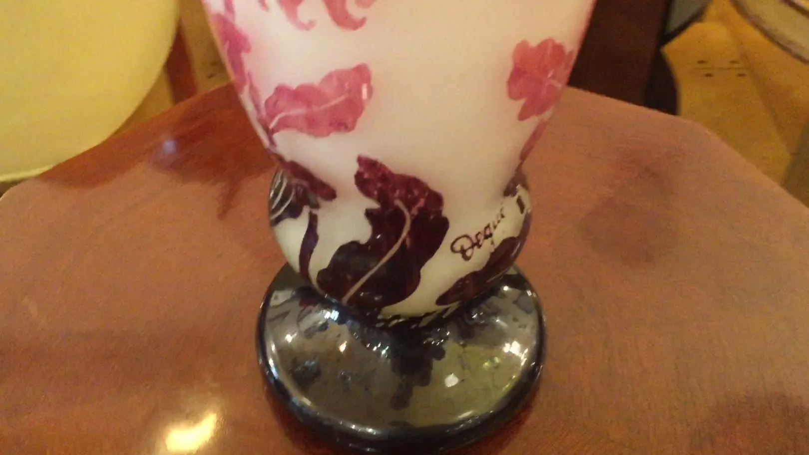 签名玻璃Degué，带有红色花卉图案