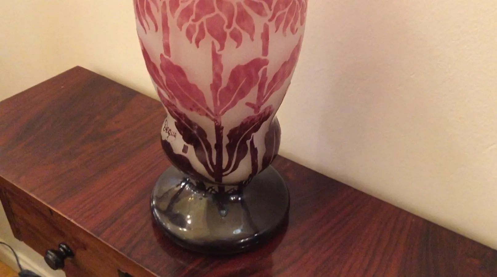 Vidro antigo assinado Degué com design floral em tons de vermelho, pedestal escuro