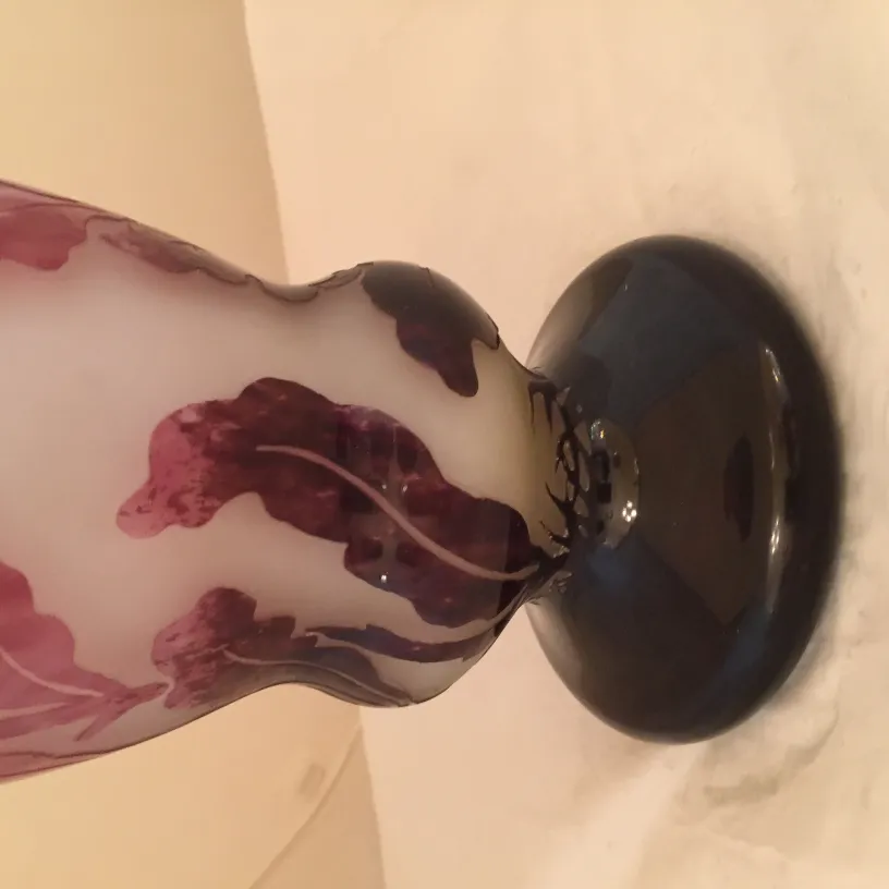 Vetro firmato Degué con decorazioni floreali in tonalità viola