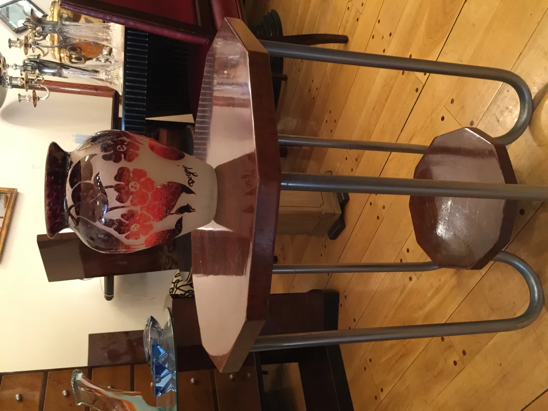 Vaso antigo com design floral em vidro assinado com detalhes coloridos.