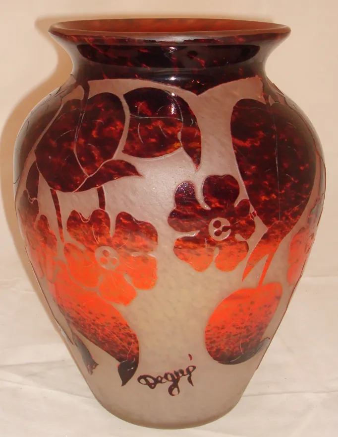 antike Vase signiert Degué mit floralem Muster in rot und orange