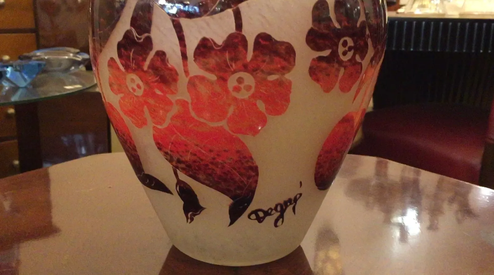 Verre ancien signé Degué avec des fleurs rouges, fond clair.