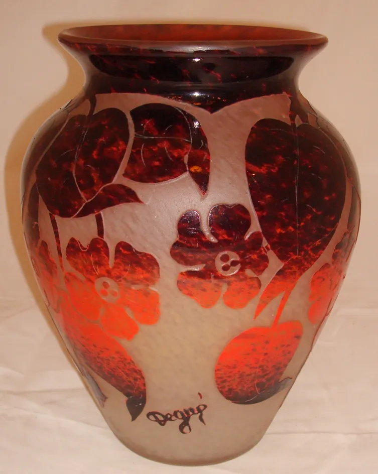 vase mit signiertem Glas von Degué und roten Blumenmotiven, Antiquität.