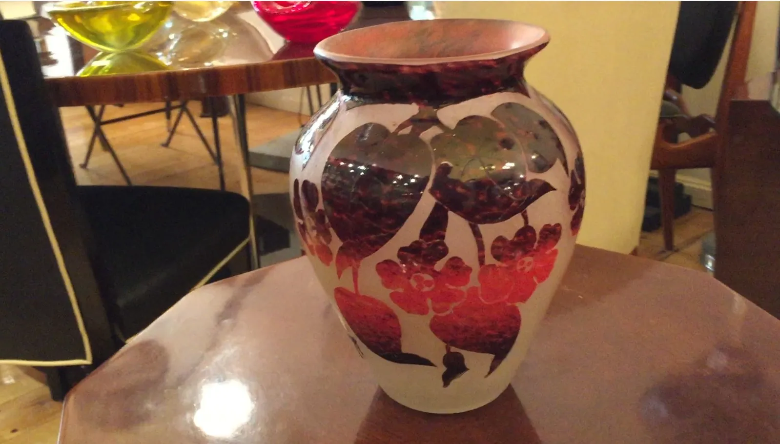 vase en verre signé Degué avec un motif floral dans un cadre ancien