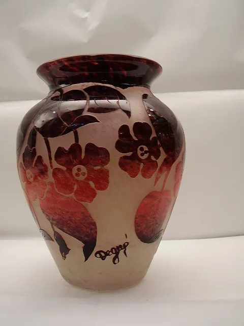 vaso antigo com flores gravadas e assinatura Degué