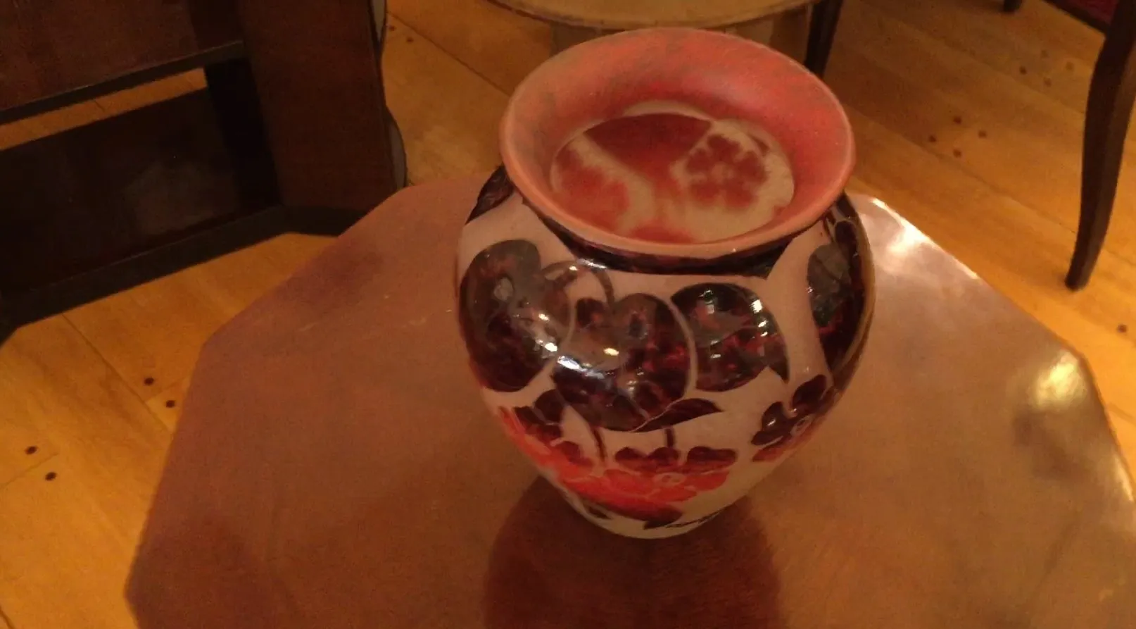 Vaso decorativo antico con motivi floreali