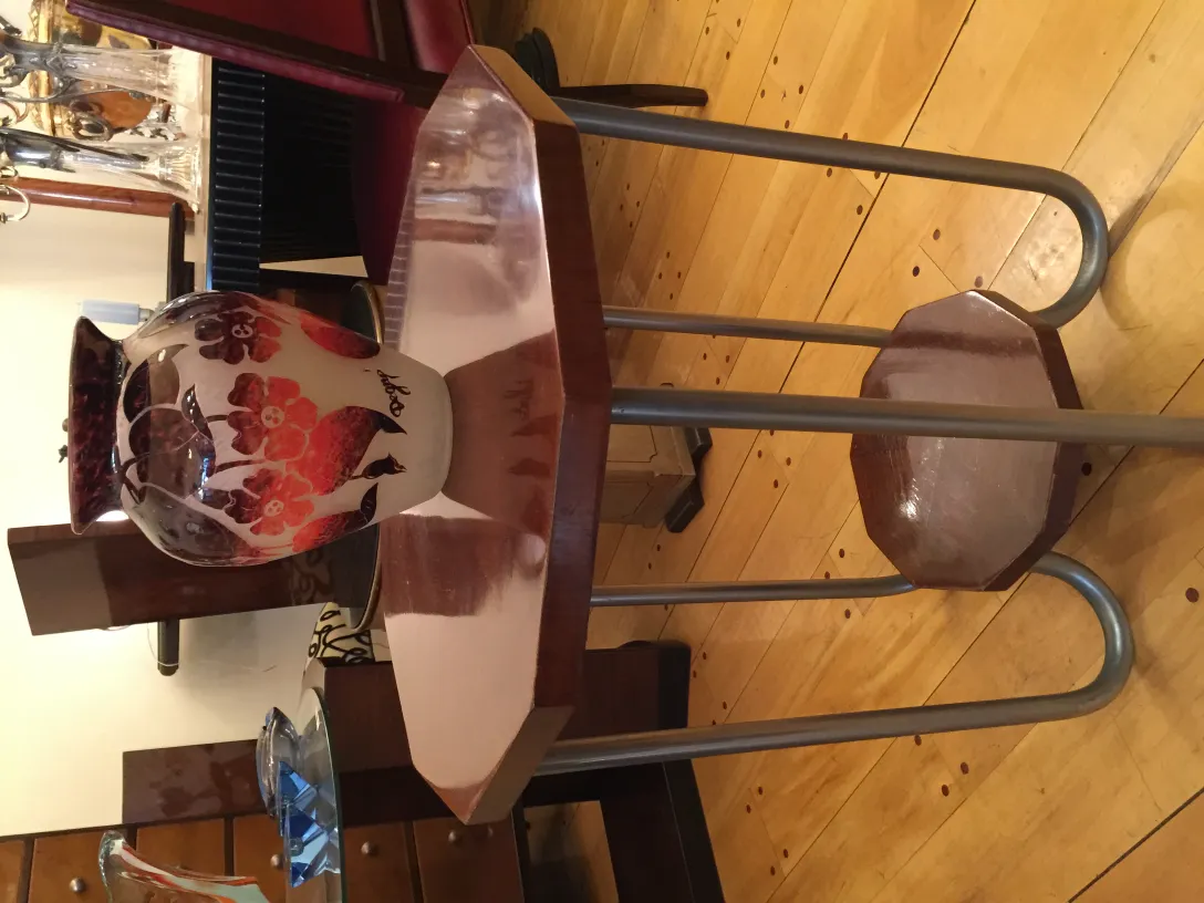 Vaso antigo com desenho floral e assinatura visível