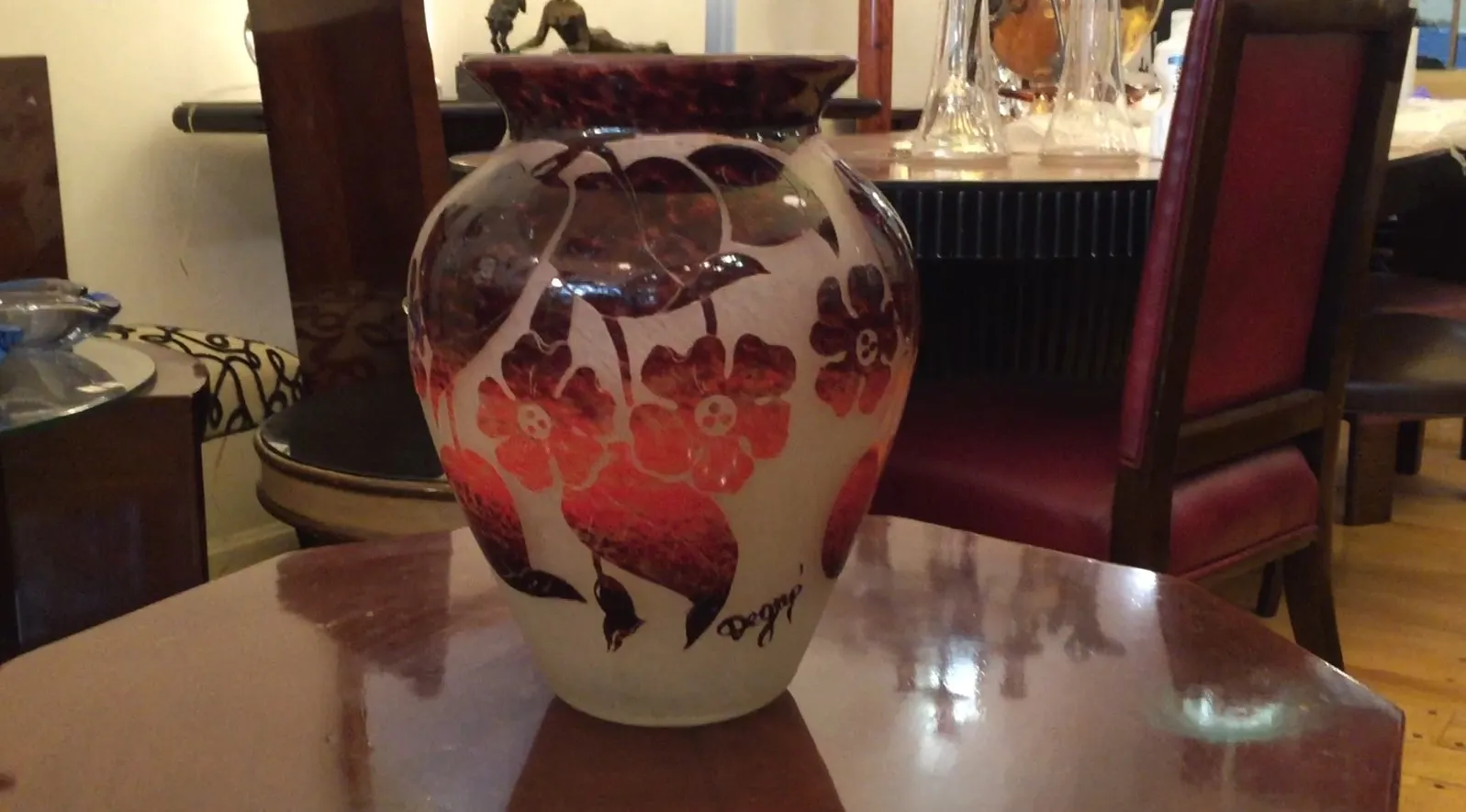vase en verre signé degué avec des fleurs rouges dans un cadre ancien