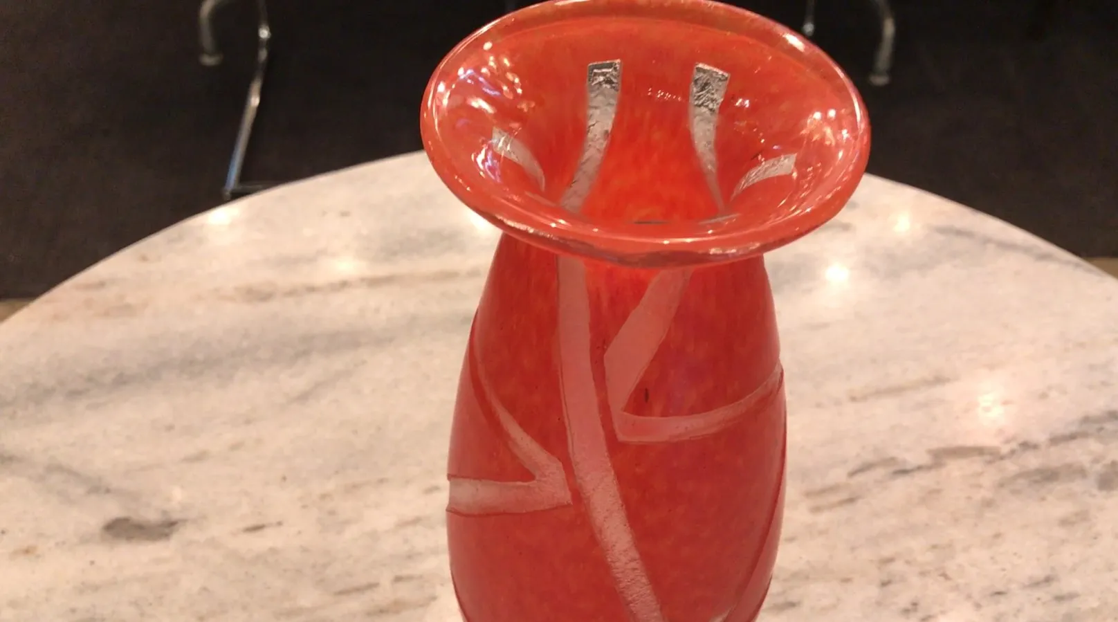 Vase en verre signé degué antique en rouge avec décorations visibles.