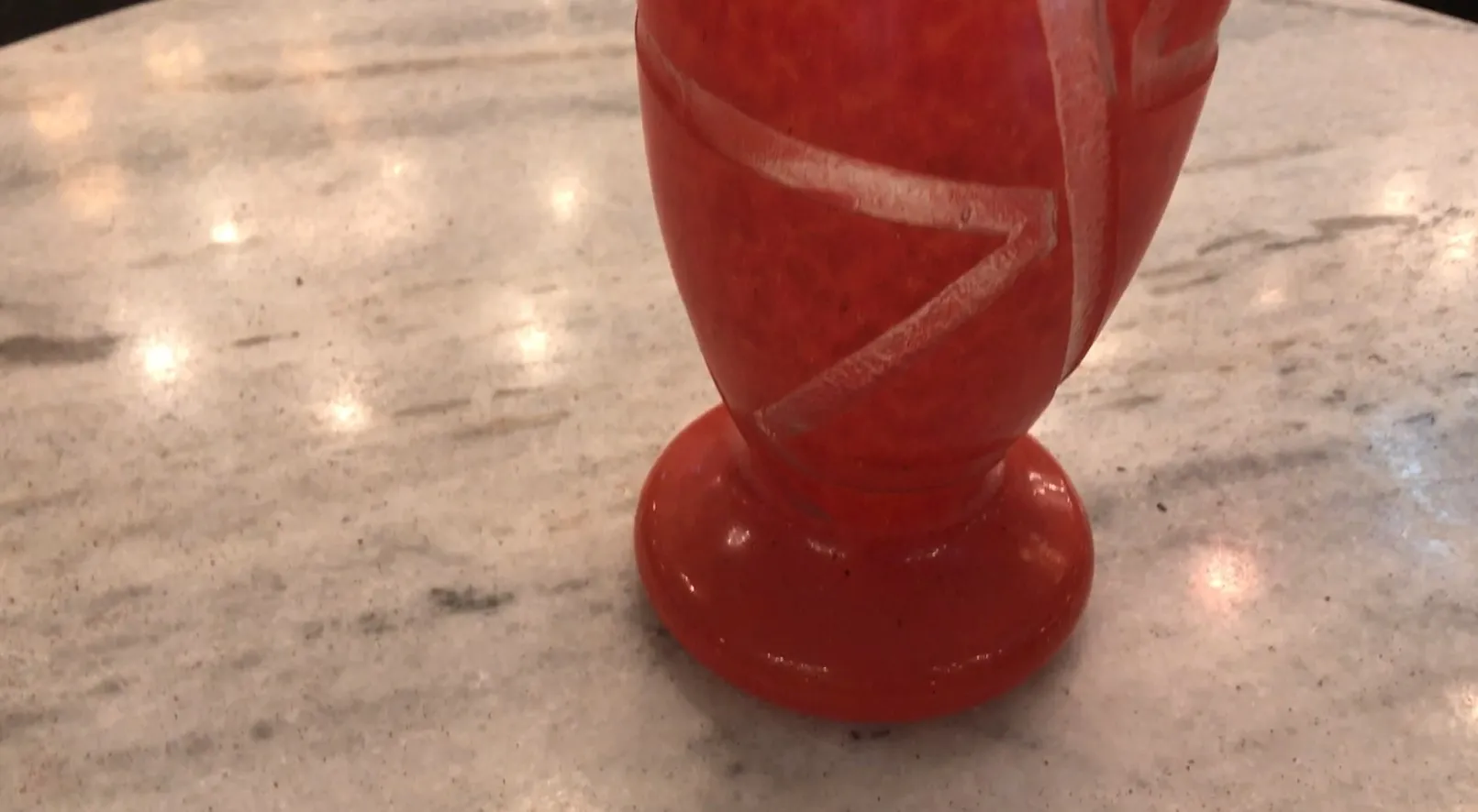 vidrio firmado Degué en color rojo con detalles