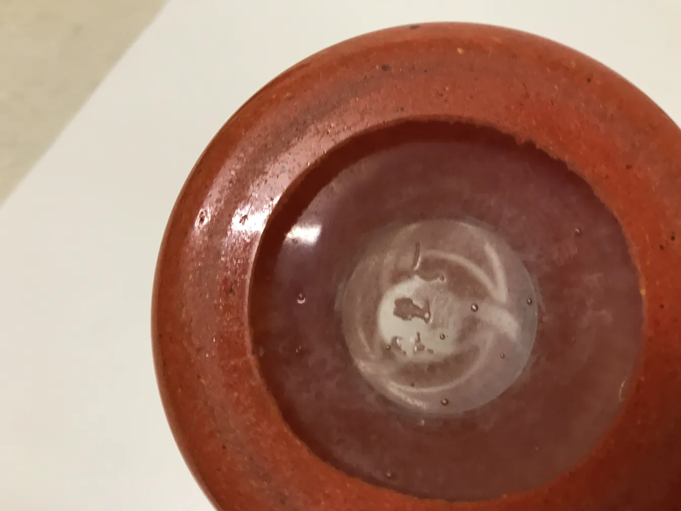 Vue du dessus d'un verre signé degué avec des bulles