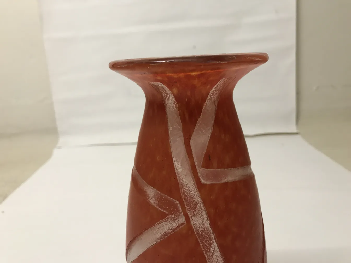 decorativo vidrio firmado degué con diseño naranja y blanco