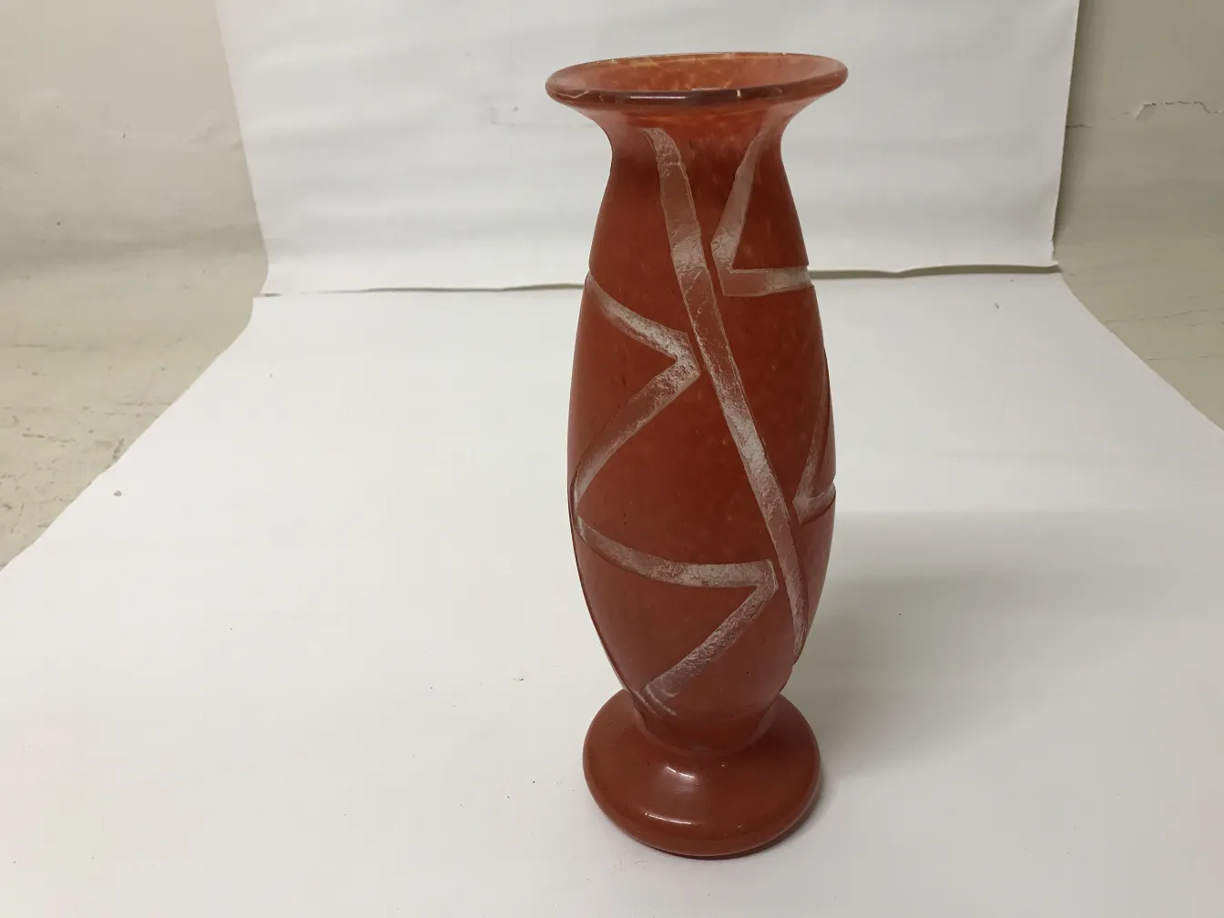 Dekorat vase aus signiertem Glas Degué mit elegantem Design.