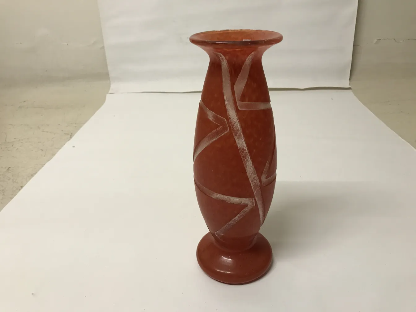 Jarrón de vidrio firmado degué en tonos rojos, de diseño decorativo y elegante