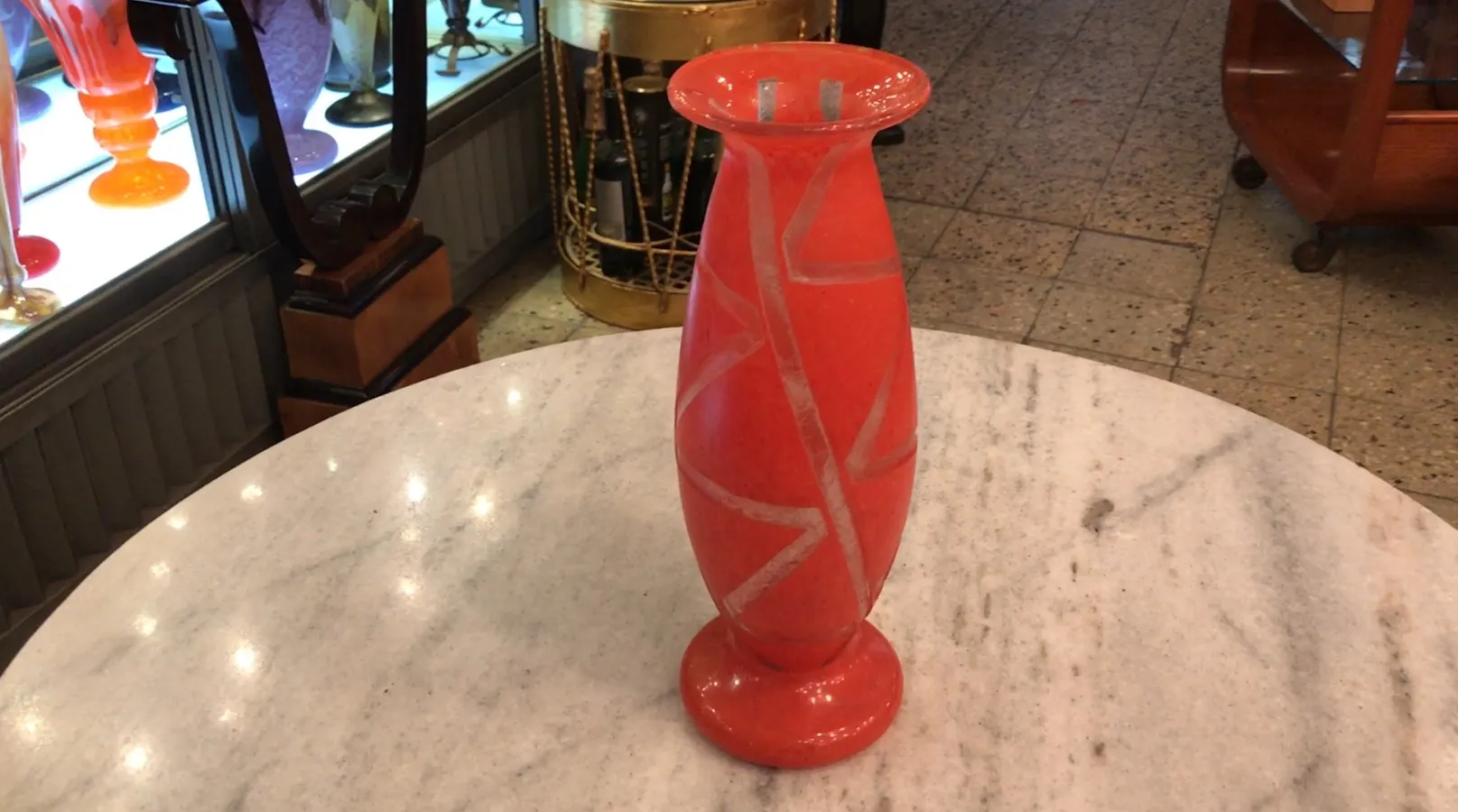 vase ancien en verre Degué rouge avec motif