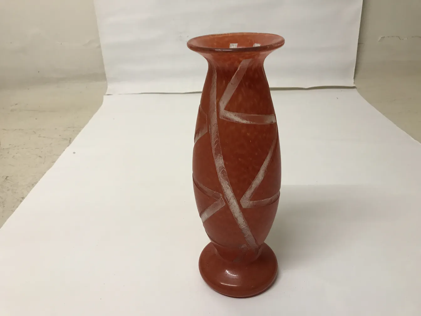 Vaso antigo de vidro assinado por Degué com design único.