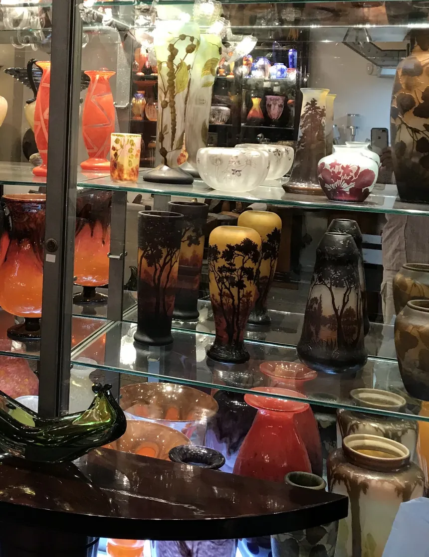 Antikes signiertes Glas Degué mit warmen Landschaftsfarben in einer Vitrine, umgeben von anderen Antiquitäten.