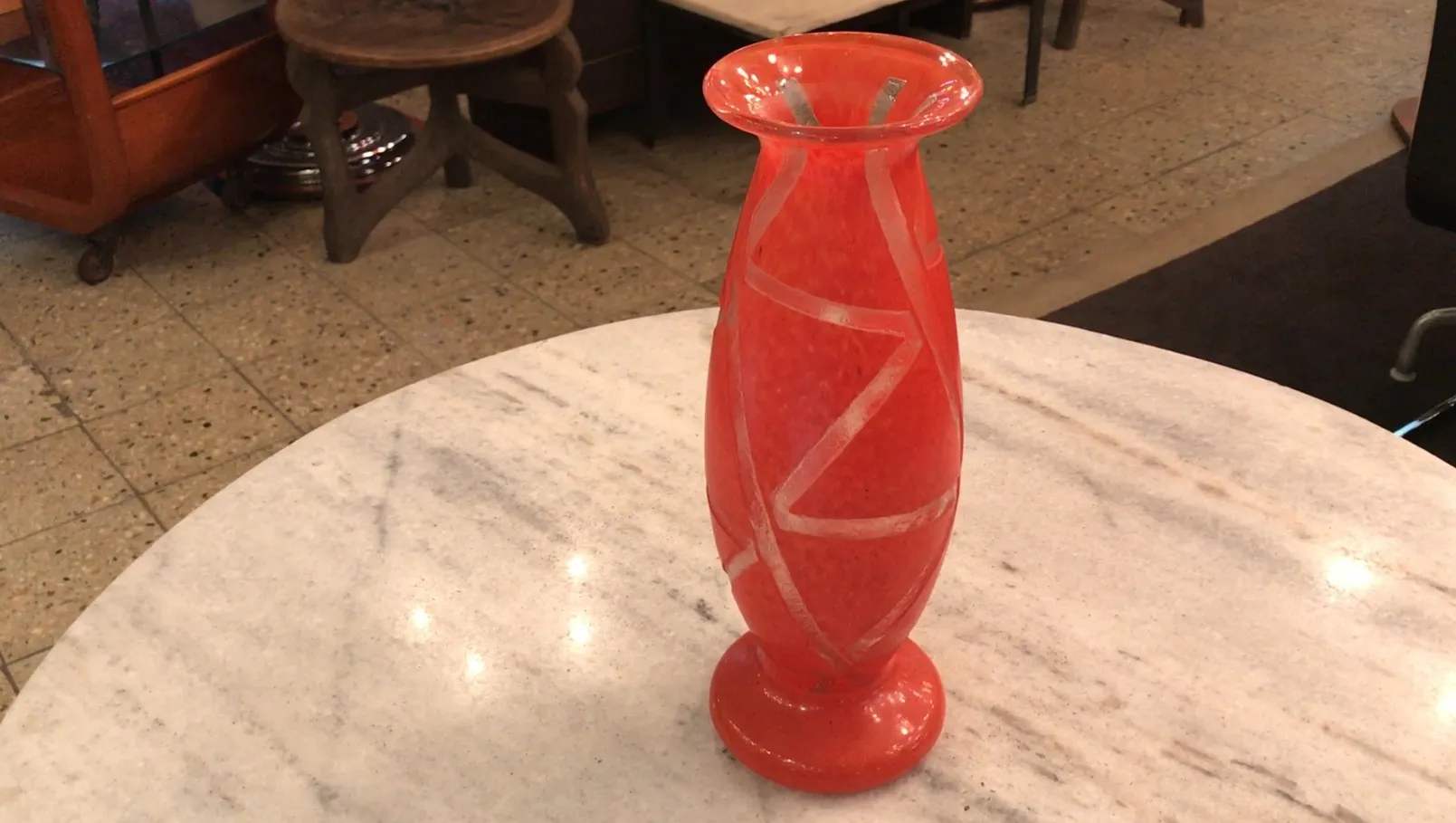 Vaso antico in vetro firmato Degué con decorazione distintiva