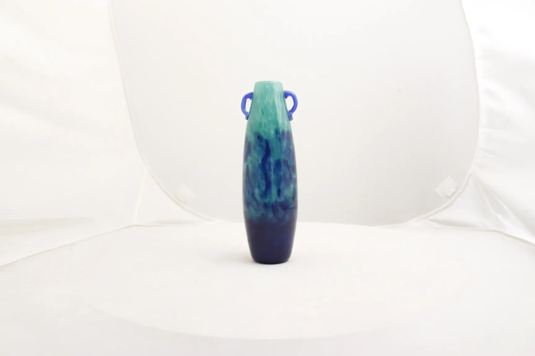 vase di vetro antico firmato Degué con manici