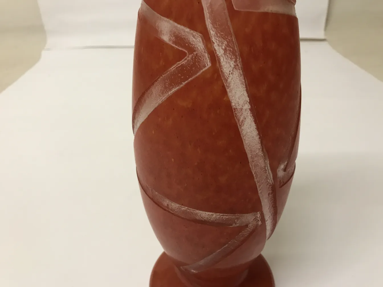 signiertes Glas Degué mit elegantem Design, neutraler Hintergrund