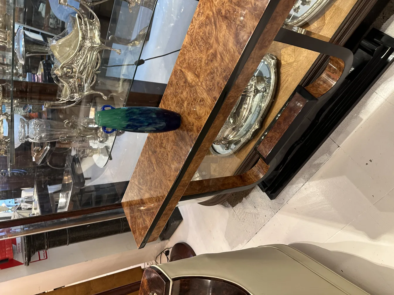 Antikes signiertes Glas Degué mit künstlerischem Design.