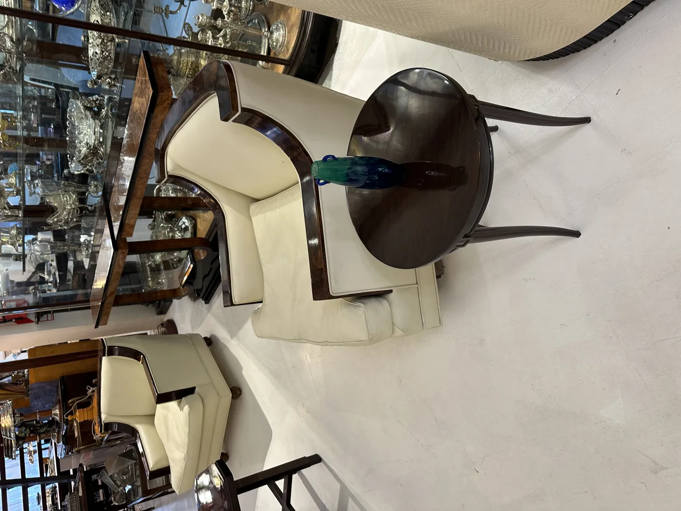 Vidro assinado Degué em ambiente de móveis antigos