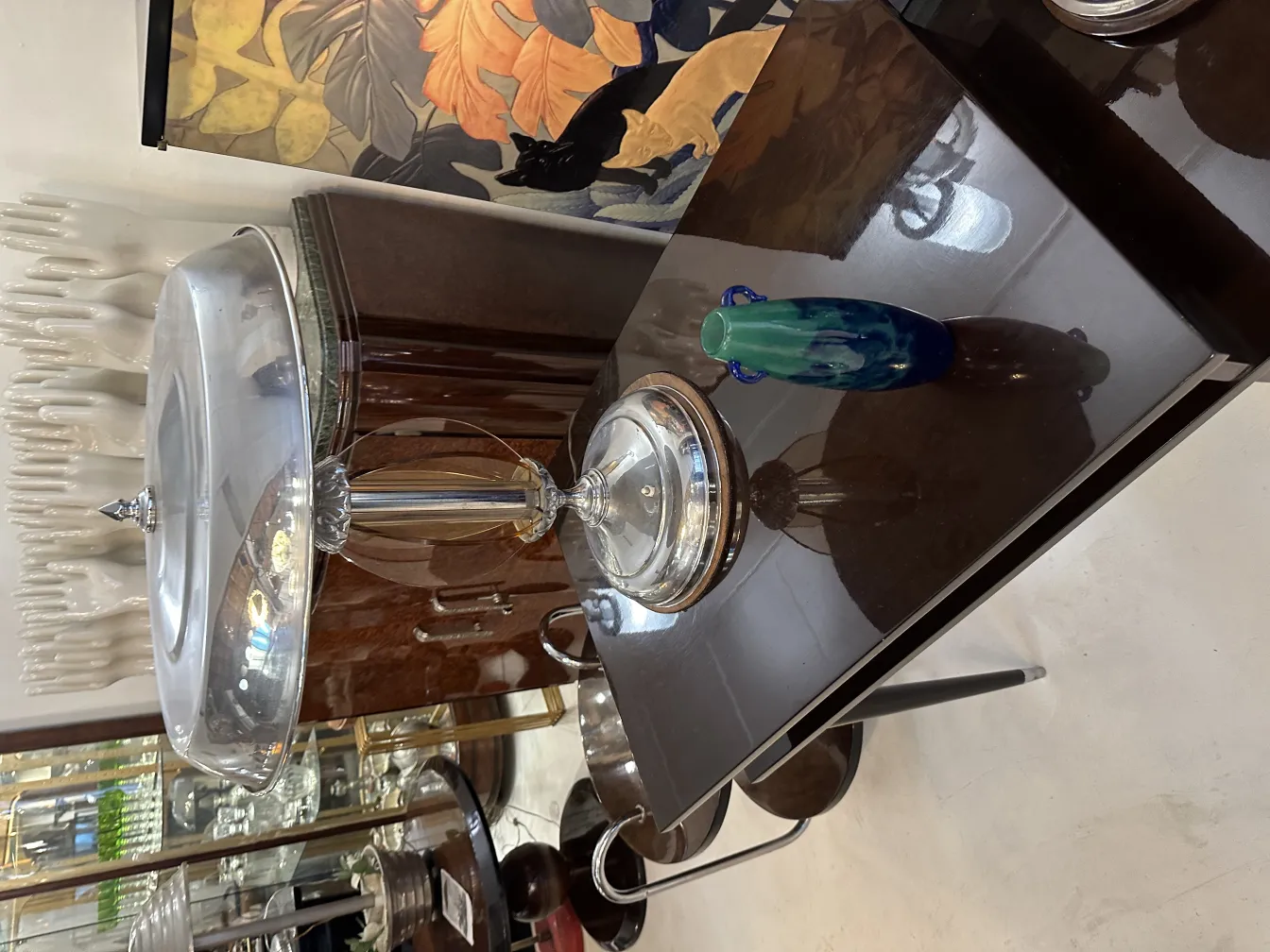 vidro assinado Degué em uma mesa com decoração antiga