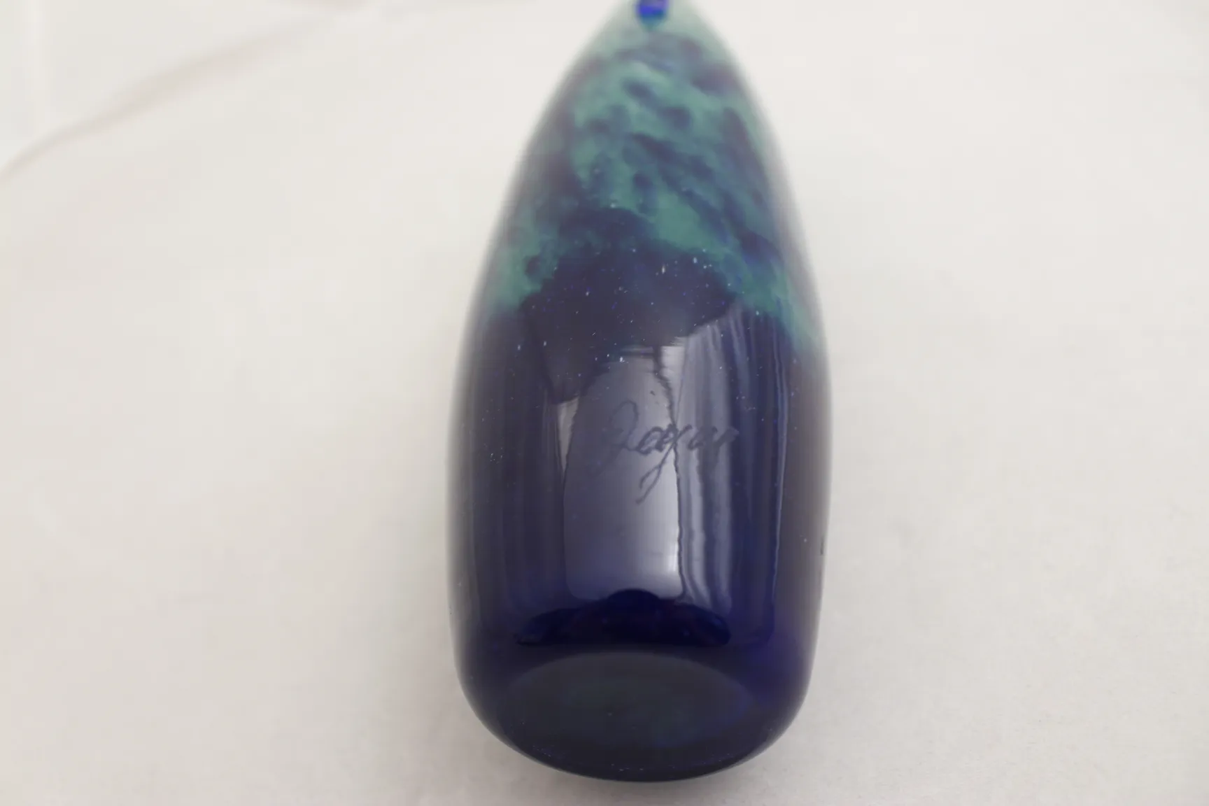 带有深蓝色和绿色色调的签名玻璃Degué