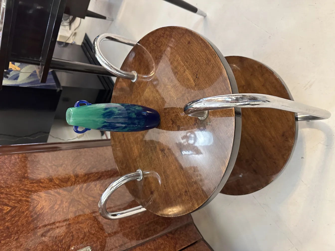 signiertes Glas Degué auf einem antiken Dekotisch