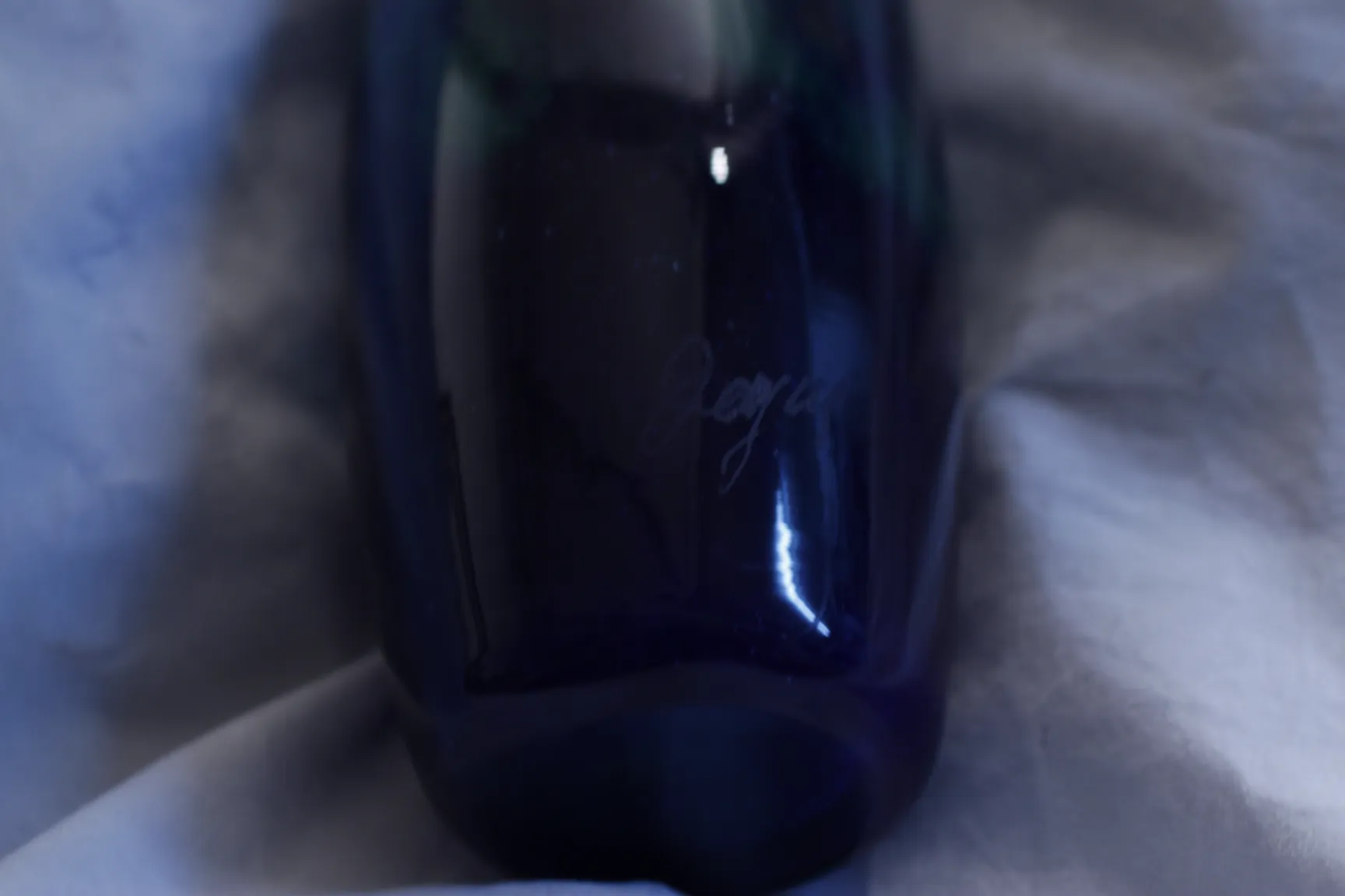 底に署名の詳細がある古いグラス