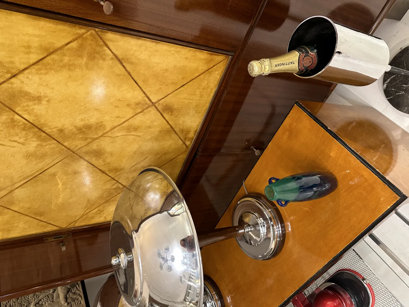 Verre signé Degué sur une table décorative ancienne