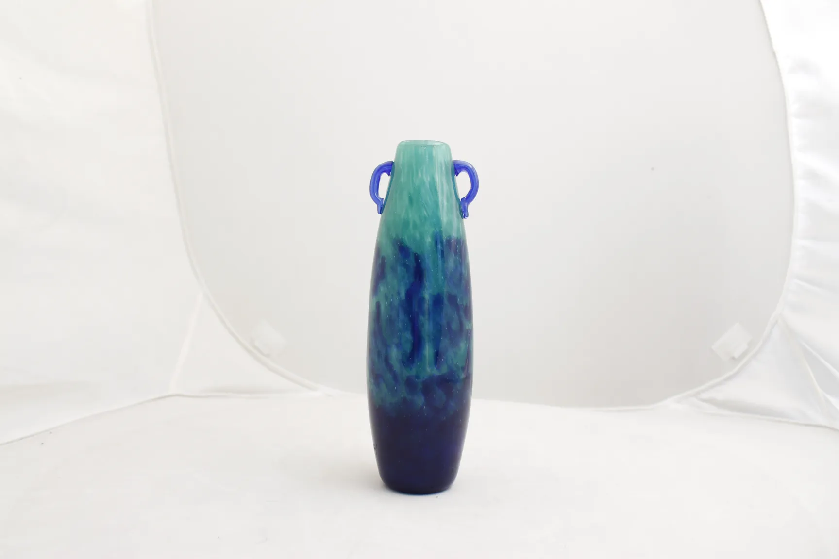Vaso antigo assinado Degué nas cores verde e azul