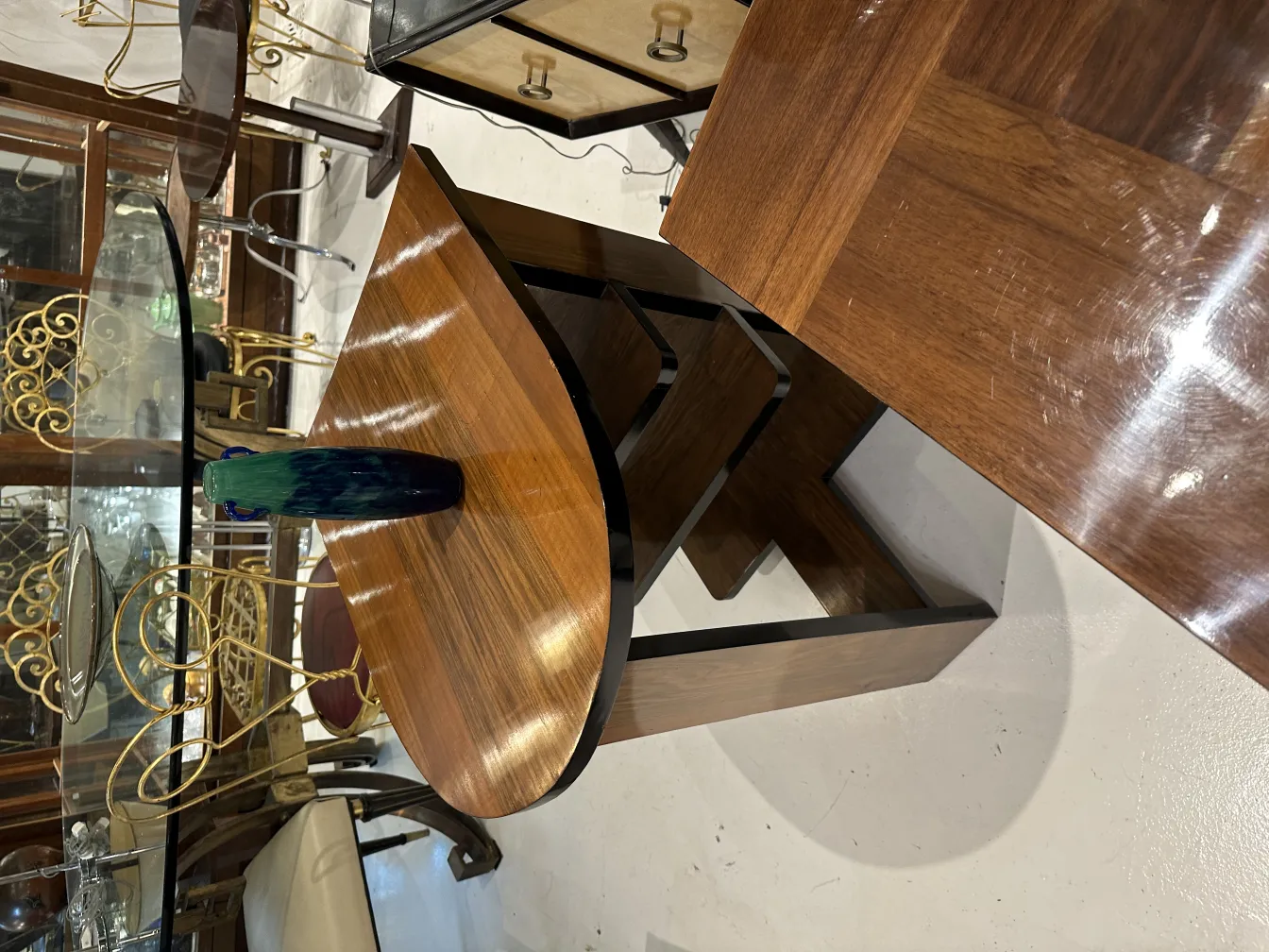 Blaues Glasvase neben einem Tisch mit antikem Hintergrund