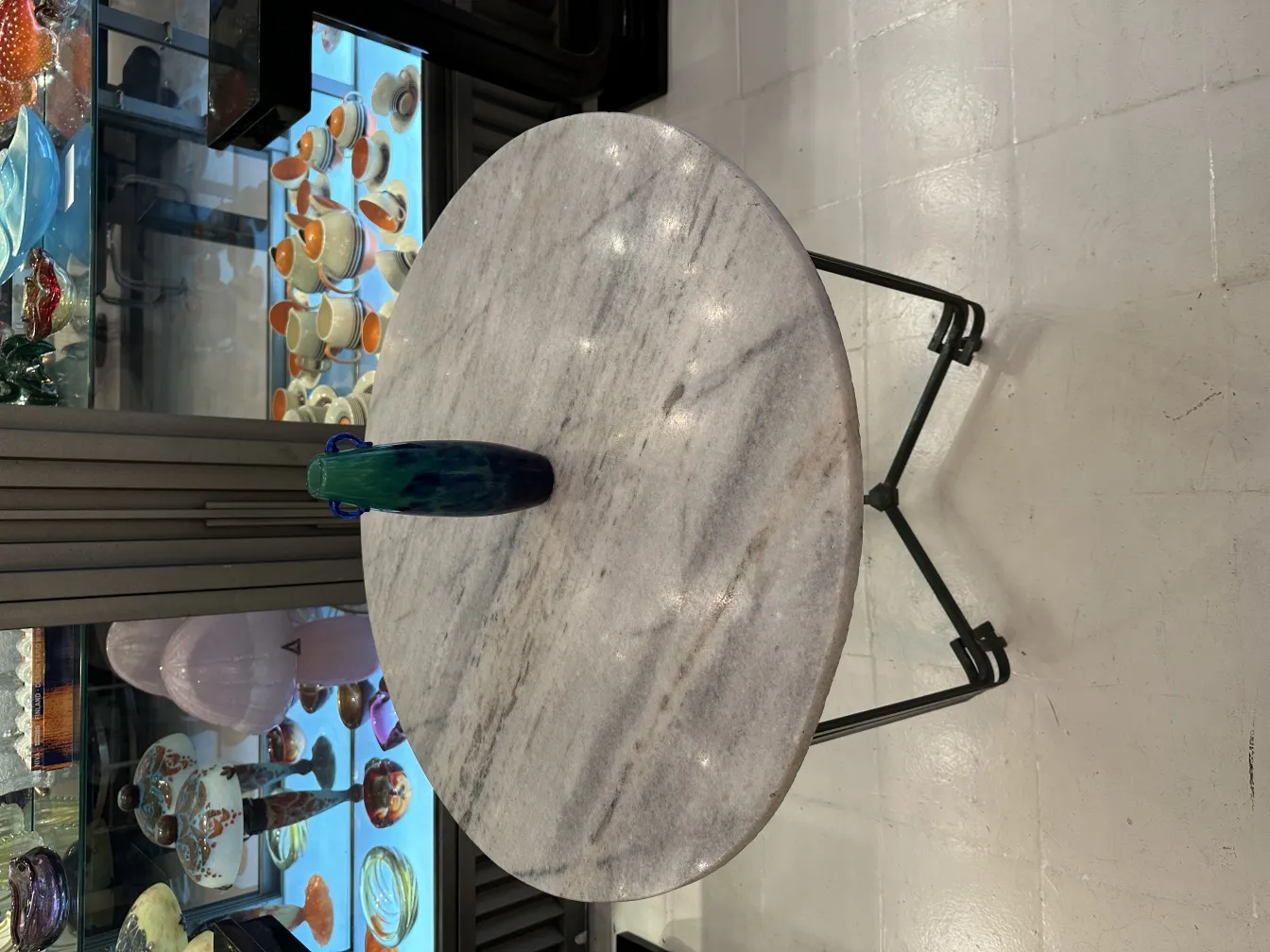 古董签名玻璃(degue)在优雅的展示环境中。