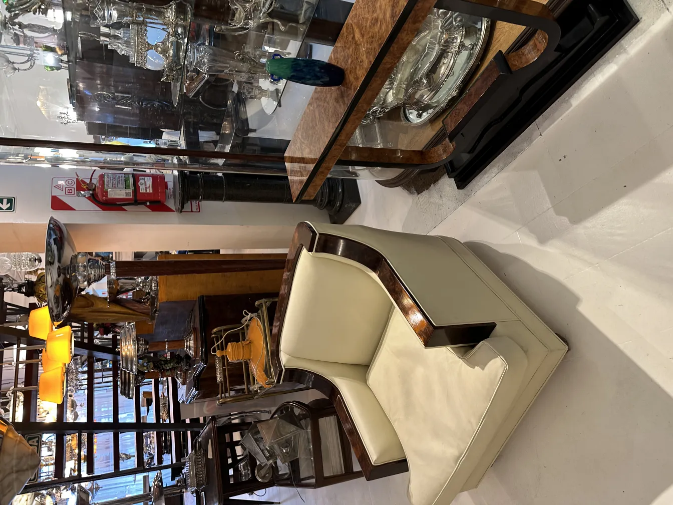 vetro firmato Degué in un ambiente decorativo antico