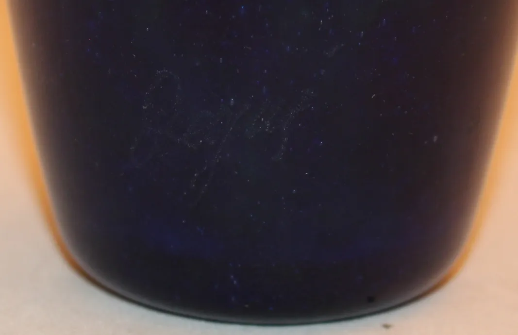 Verre ancien signé Degué en ton bleu foncé avec forme classique.