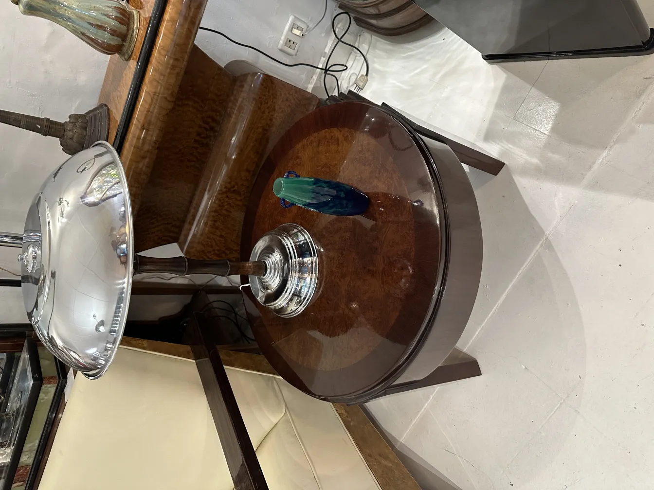 verre signé Degué sur table antique dans un cadre élégant