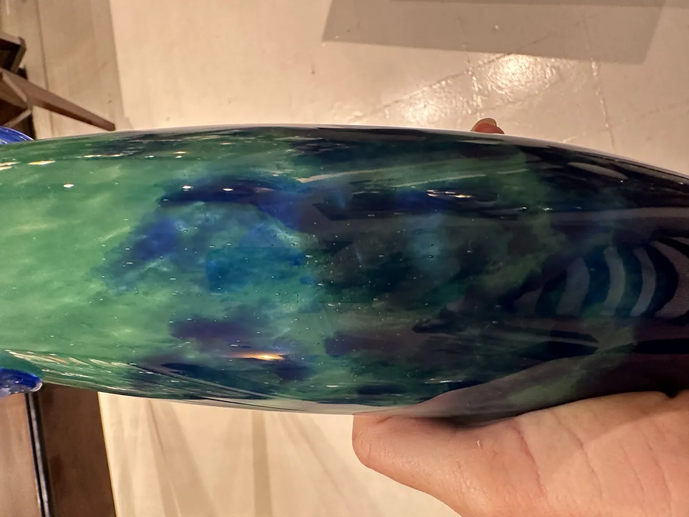 Vidro antigo assinado Degué com tons azuis e verdes