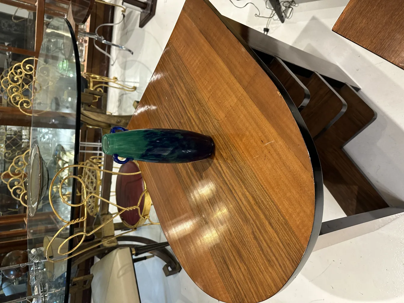 Antico vaso in vetro firmato Degué con design decorativo, sfondo elegante con mobili classici