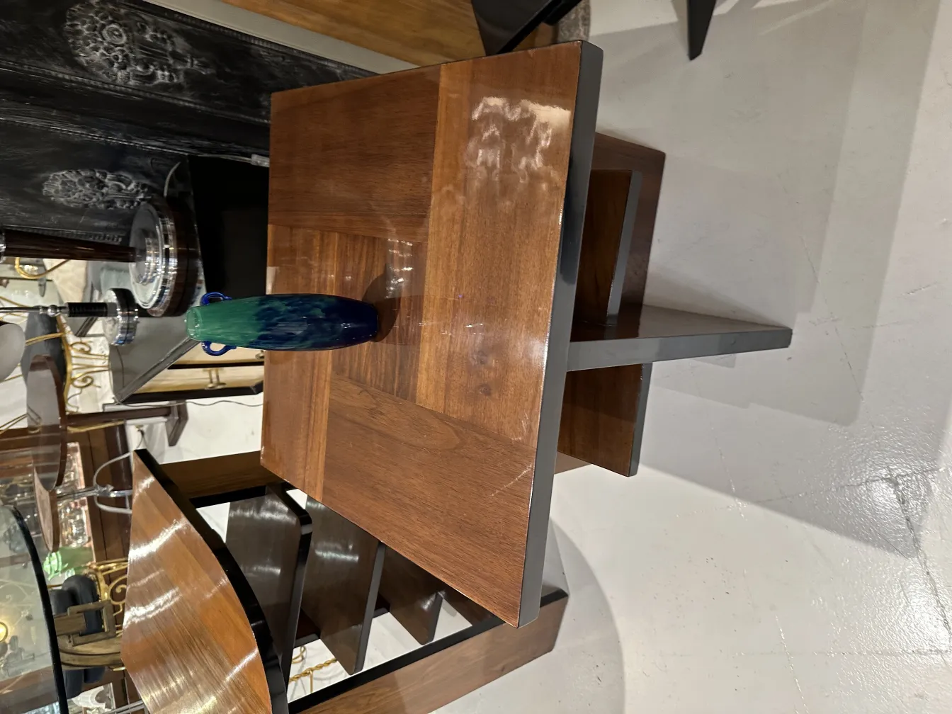 Antigüedades con vidrio firmado Degué en decoración elegante, presenta un jarrón azul y verde.