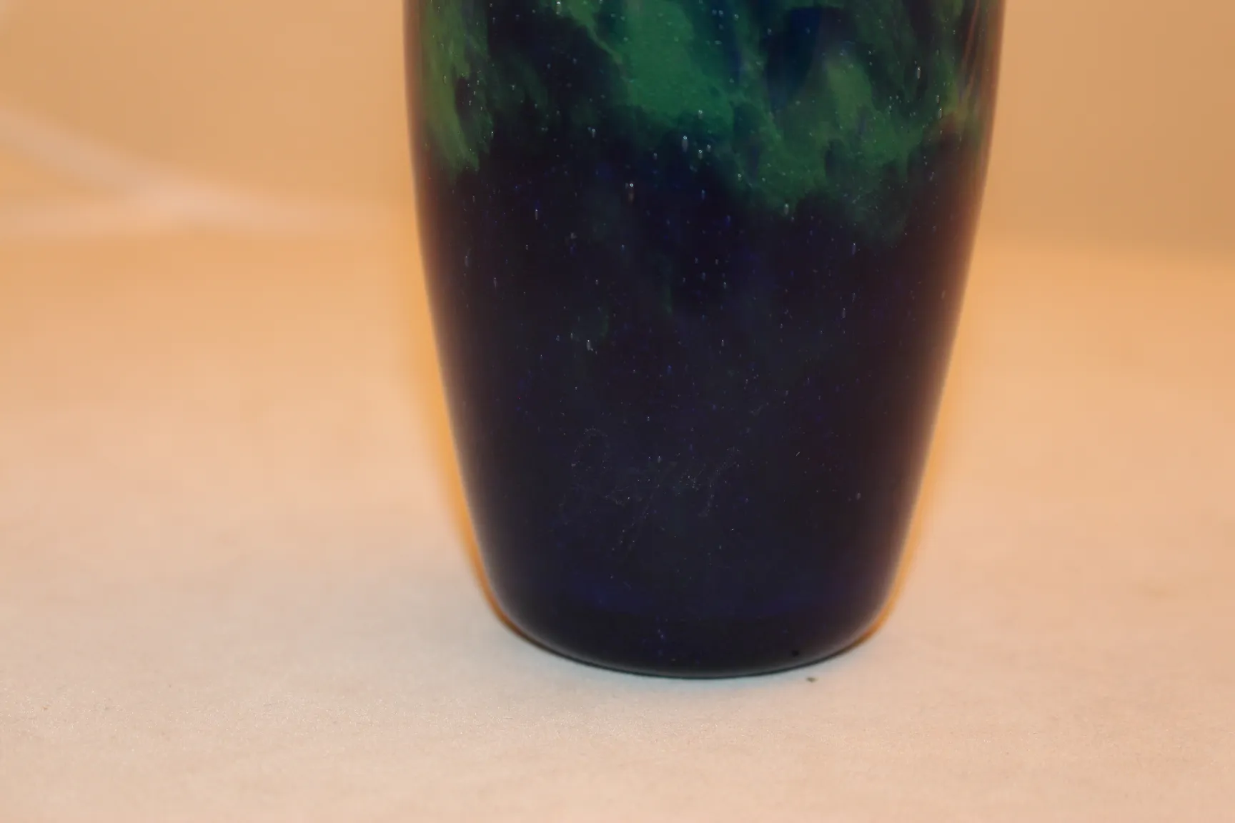 Signiertes Glas Degué mit blauer und grüner Basis, neutrale Umgebung