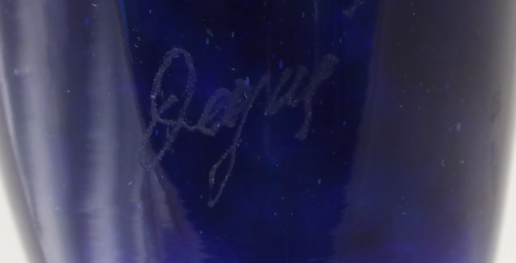 Signiertes Glas Degué mit Signaturdetail in blauer Tönung, antike französische.