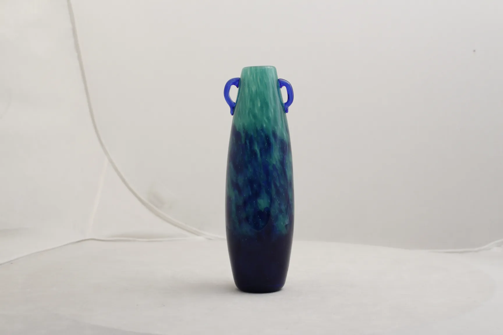 Vase ancien en verre Degué avec des nuances de vert et bleu.